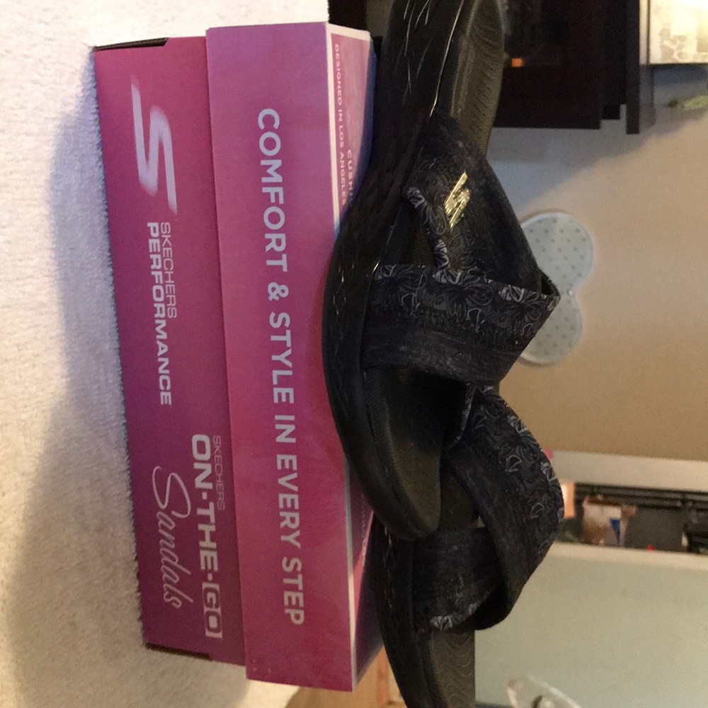Skechers on the go sandals black